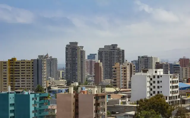 Edificios de departamentos y oficinas de Antofagasta bajo un cielo con nubes bajas